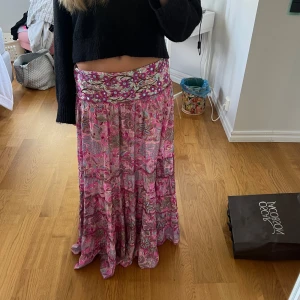 Långkjol - Säljer min jättefina långkjol som jag köpte på västkusten. Den är bara använd en gång och är i jättebra skick🩷