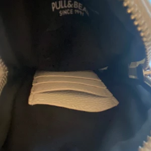 Vit väska💕 - Säljer en vit väska från pull&bear i bra skick använd några gånger🫶