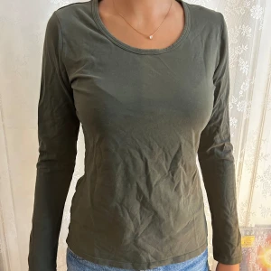 militärgrön långärmad - militär/oliv grön långärmad i skönt material.