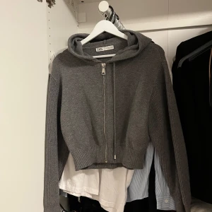 Grå Zip-up  - Väldigt fint skick och materialet är tjock och bekväm. Det är storlek L men passar mig som har Xs då den är stretchig