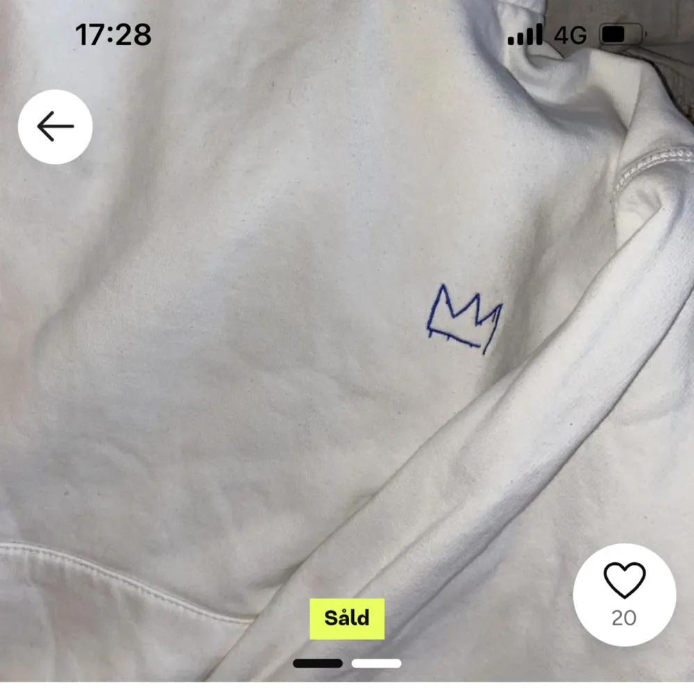 Tyvärr har den några fläckar och är lite sönder i luvan men ändå väldigt fin Nypris 600 skriv privat för bilder på de skadorna . Hoodies.