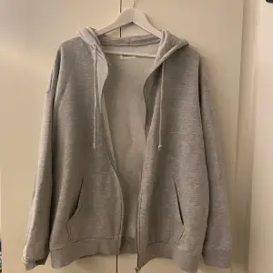 En grå zip hoodie av märket yourturn i hyfsat skick bortsätt från att den är lite nopprig, vilket kan tas bort med olika metoder eller verktyg. Skriv gärna för frågor, pris kan diskuteras.