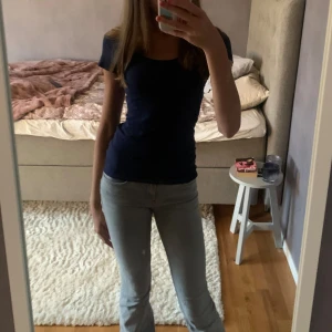 En mörkblå t-shirt från Anna Field💓 - Säljer en mörkblå t-shirt från Anna field💗Finns ett litet hål på sidan men det är inget som syns🥰