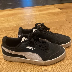 Svarta puma sneakers  - Använda men fina sneakers!
