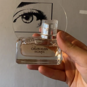 Calvin Klein parfym womens  - Calvin Klein tjej parfym nypris 750kr aldrig använt 💞pris går att diskuteras 