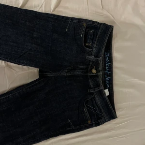 Lågmidjade bootcut jeans - Säljer dessa superfina mörkblåa jeansen då dom är för stora för mig, jötte bra skick finns knappt något täcken på användning⭐️