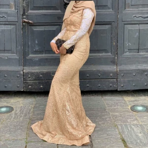 Klänning  - Storleken 38, använts en gång är i bra skick.