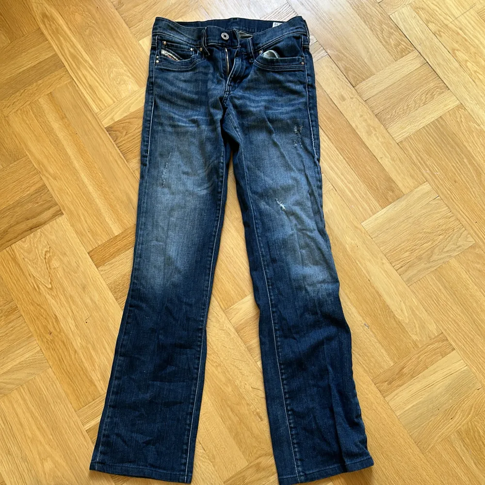 Säljer dessa snygga vintage jeans ifrån diesel som är lågmidjade och bootcut. De är i strl S och passar jättebra. Tryck gärna på köp nu annars kan ni skriva till mig om ni har några funderingar över jeansen!. Jeans & Byxor.