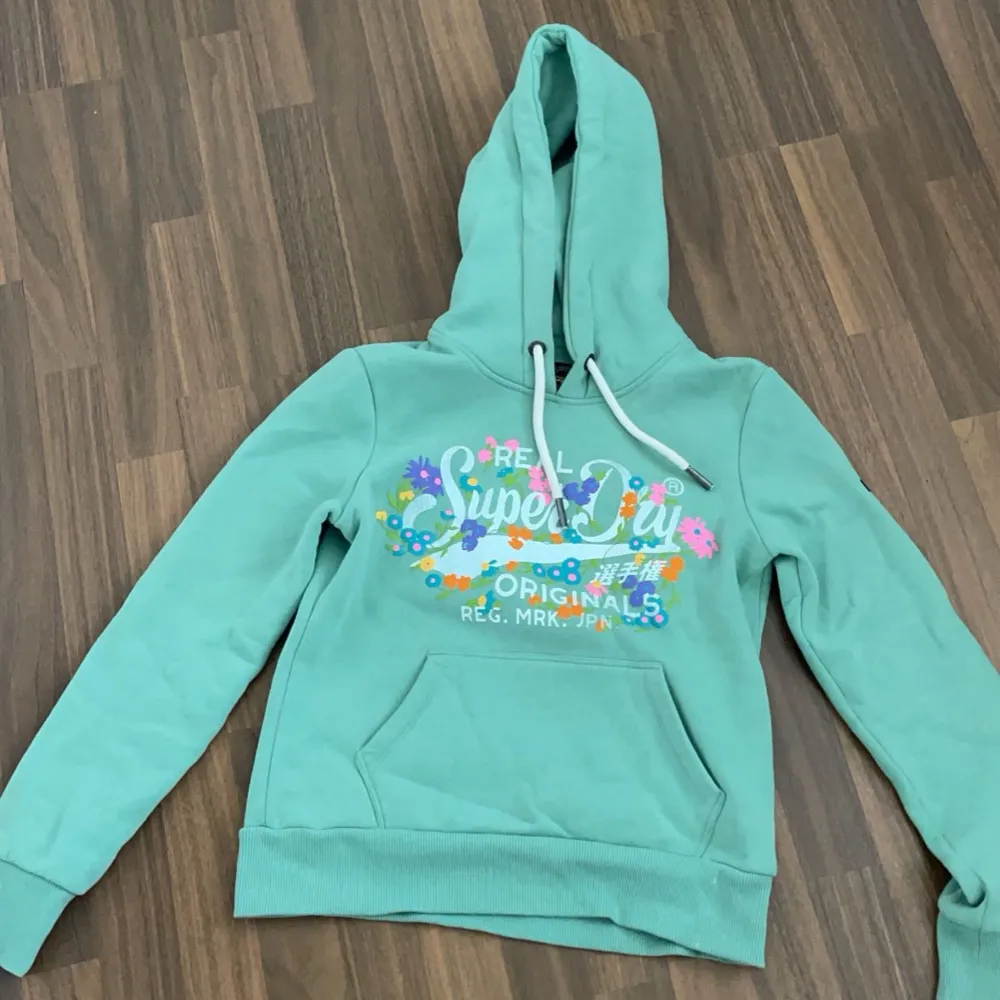 Säljer min hoodie från Superdry i färgen grön. Köpt för 1000kr och jag har endast använt den 1 gång. Storlek XS men funkar även på en S. Hoodies.