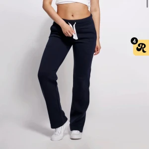 Russemerch mjukisbyxor - Jättesnygga mjukisbyxor från russemerch som tyvärr är lite för korta för mig som är 174cm, endast använda ett fåtal gånger❤️