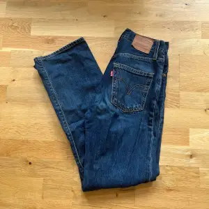 Snygga jeans från Levi’s i modellen ribcage straight💖 Köpta för 1200 kr Kontakta mig vid intresse och tveka inte med att ställa frågor 🥰