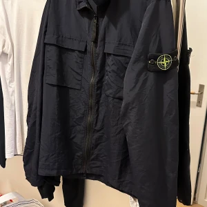Ston island overshirt  - Bra skick, kan ta byten Sömmen har gått upp på dragkedjan inget man stör sig på  