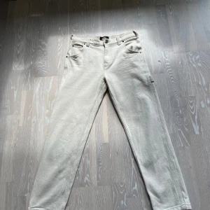 Beige byxor från Dickies - Ett par vit/beige byxor från Dickies. Begagnat skick. Slim fit 