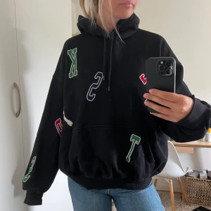 Hoodie - Svart hoodie från Junkyard, säljer då den inte kommer till använding💙