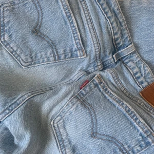 Levis jeans - Jättefina. Passar mig i längden som är 164💕 bootcut och lågmidjade