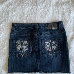 Fin jeans kjol med diamanter  - Säljer en fin jeans kjol som är kort med diamanter på bakfickorna 