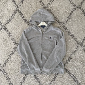 Ralph Lauren hoodie! - Jag säljer denna tröjan då den inte passar, jag är cirka 179 och väger 67KG, tröjan är för stor. Tröjan har även en liten fläck, hör av er vid yttligare frågor!☺️