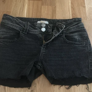 shorts - jeans från gina som jag klippte till shorts  jag brukade vika upp när nere men gör som ni vill skriv för fler bilder💕