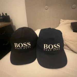 Boss keps  - Har 2 riktigt sköna Hugo boss kepsar använder de inte båda är xs möts upp i Göteborg men fraktar oxå :) SÄLJER STYCK 450 kan sänka  