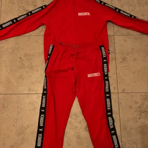 Hoodrich set - Ett helt nytt set som bara är använd 2 gånger ser ut som ny och är i storlek M. Köpt från JD sports och säljs nu för 650kr