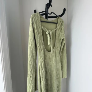 Lång grön klänning med öppen rygg - Jätte snygg grön lång klänning med öppen rygg