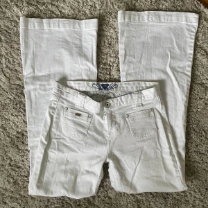 Vit diesel jeans - Jättesnygg vit lågmidjade bootcut jeans från diesel som jag älskar men har inte använt i länge. Den är lite för stor på mig därför har jag vikit ner den på bilden men då passade det perfekt💗. Midjemått - 40cm rakt över, innerbenslängden - 80cm.