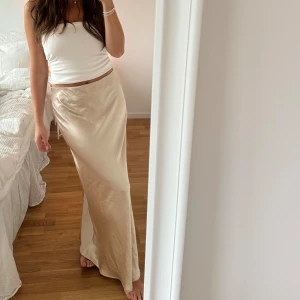 Satin Kjol - Drömmig kjol ! Sparsamt använd 💕