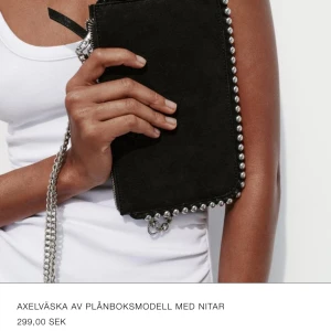 Zara väska - Superfin väska från Zara i bra skick, nypris 299kr💞 Den har tre fack och är rymlig💗