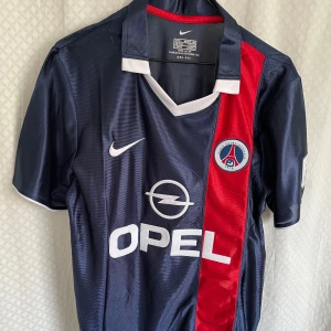 PSG Football Jersey  - PSG Fotboll hemmatröja säsong 2001/2002 med Ronaldinho Icone på rygg 