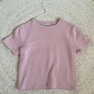 Stickad zara t-shirt!!💫💜 - Säljer denna stickade zara t-shirt i mycket bra skick. Storlek  M men passar mig som är en S!🌟