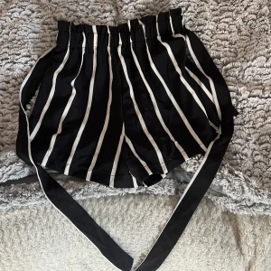 Svart och vit randiga shorts  - Har aldrig använt. Men dom är ändå sköna, Storlek S 
