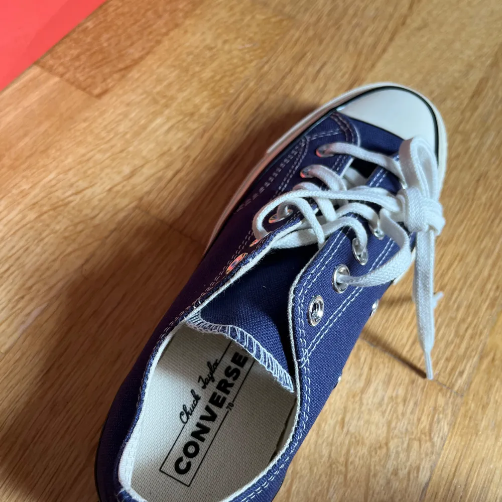 Säljer ett par mörkblå Converse Chuck 70 Ox sneakers i strl 37,5 men passar mig som har strl 38. De är i nyskick och kommer i originalförpackning. Skorna har en gulvit sula vilket ger en mer ”vintage look”. Jag tror skorna är slutsålda i Sverige, så de beställdes från storbritannien, vilket förklarar priset. Perfekta för vardagsbruk och passar till nästan alla outfits! 😊. Skor.