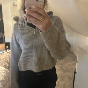 Stickad tröja  - Jättefin stickad tröja med halvdagen kedja i halsen, säljer då jag inte får användning av den!💗 Storlek M men passar även S! 