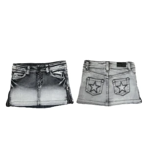 Grå jeanskjol med stjärndetaljer - Supercoolgrå jeanskjol med stjärndetaljer på bakfickorna🌟Köpt från barnavdelningen så liten i storlek 😅 33,5 cm i midjemått tvärs över & 26,5 cm lång!