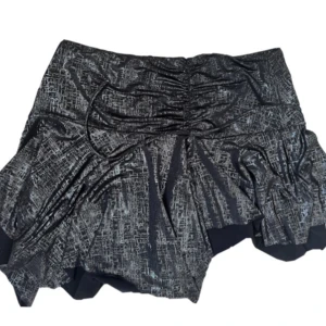 Svart glittrig kjol med snörning - Frstlig svart glittrig kjol med snörning framtill🖤✨I nyskick och stretchiga material! Midjemåttet tvärs över är 35 cm & längden varierar, men ungefär 30-40 cm🌞