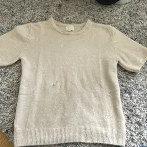 strl s, beige/ creme vit färg. Köpte för typ 2 dgr sedan i butik, har lyckats få en fläck på båda sidorna av tröjan( se bild 3) vet inte vad det är för fläck men går säkert bort i tvätten. Säljer eftersom den inte passar på mig, nypris runt 250-300