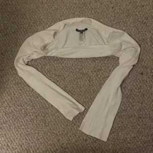 Vit bolero  - En super fin vit bolero! Är i bra skick men har ett litet hål i armhålan som knappt märks! 💕