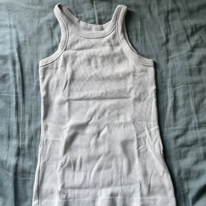 Lång topp ljusblå - Bra skick, använd fåtal gånger.  Jätte fin ljusblå färg.