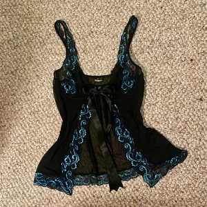 Spets lingerie  - Ett jätte fint spetts linne som är genomskinlig med öppning i fram med blåa detaljer. 💕Det är lingerie så inte som en vanlig topp. 