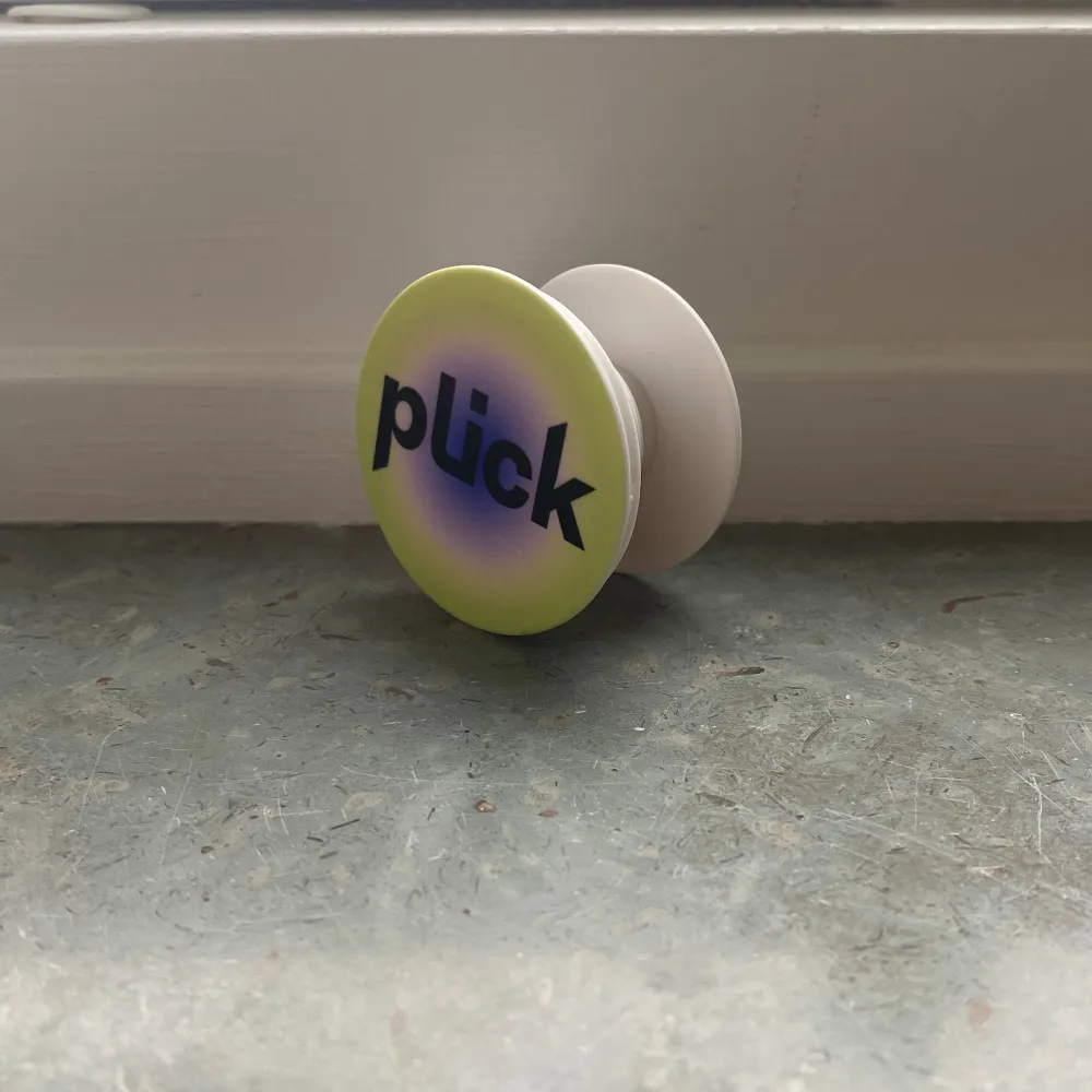 En av få pop socket med plick märket på! Aldrig använd, så tejpen sitter kvar man fester den med!!. Accessoarer.