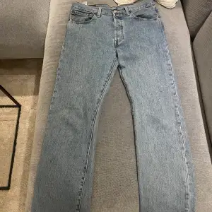 Säljer mina Levis 501 jeans i storlek 32,34. Sparsamt använda, inga defekter, skick 9/10. Hör av er vid frågor 