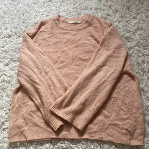 Rosa overzise stickad tröja - Denna tröjan är i ett bra skick och har inga defekter eller hål.💕
