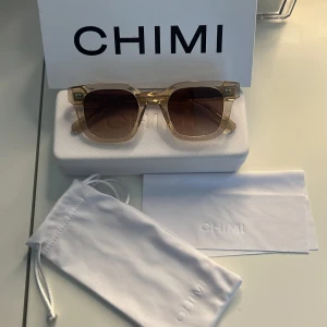 Chimi 04 glasögon  - Chimi solglasögon i modellen 04 och färgen ecru. Dem är i väldigt bra skick.