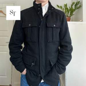 🔴kod ”stilren10” för 10% rabatt🔴 Säljer en svart field jacket i storlek M/L från Zara.  Perfekt vinterjacka då den är varmt fodrad. Plagget har inga defekter. Modellen är 180cm och bär vanligtvis M. 