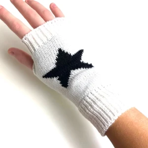 Trendiga Torgvantar!  - Säljer nu dessa super söta vita Torgvantarna! Helt nya, alltså inte använda! Frakt tillkommer 22kr❗️ 🥰