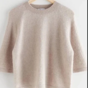 Stickad t- shirt  - Jättefin populär tröja i äkta ull  Endast testad   Pris kan diskuteras Bättre bild finns att få