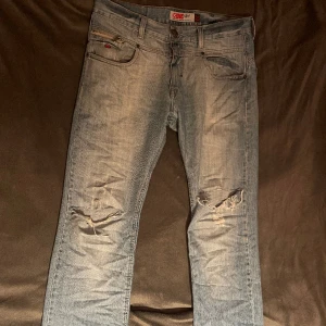 Slitna jeans - BROS Original - Köpta second hand, använts endast fåtal gånger sen köp.
