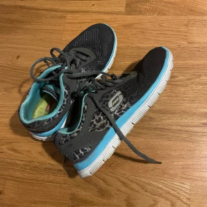 Träningskor  - Knappt använda men supersköna. En mjuk sula där hälen sjunker lagom och omfamnar foten