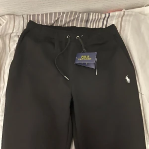Polo byxor - Polo ralph lauren svarta byxor helt nya ( ej använda)