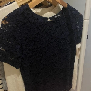 Stockh lm MÖNSTRAD BLUS - Säljer denna superfina designer blusen som har en fin mörkblå blommig design, perfekt för vardagen eller festen!💙🧵